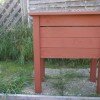 jardinière surélevée peinte à l'ocre rouge